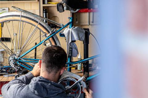 homme réparant un vélo vintage