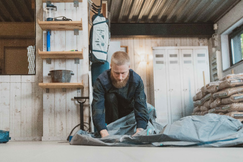 homme réparant un arceau tente Decathlon