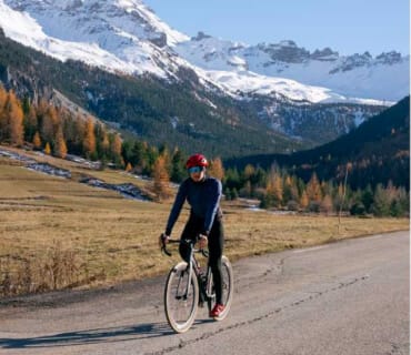 Marie sur un vélo à la motagne