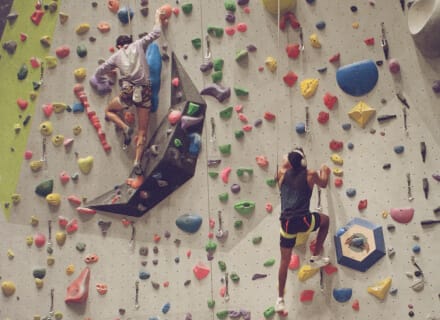 Les frères Mawem sur un mur