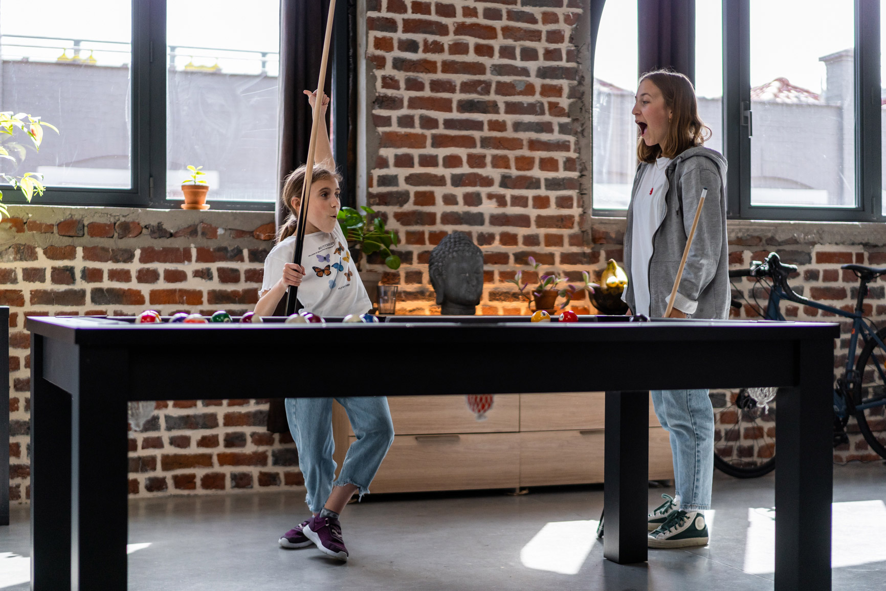 2 enfants qui jouent au billard
